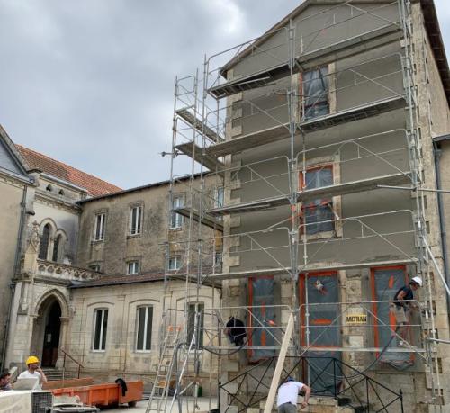 Rénovation complète de façade visant à protéger durablement le bâtiment tout en améliorant son aspect esthétique à Aigrefeuille d’Aunis