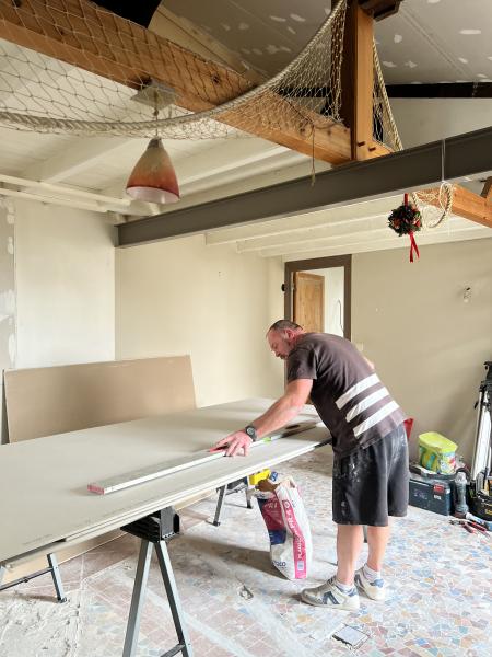 Artisans plaquistes et plâtriers spécialisés en rénovation intérieure - Charente maritime : cloisons, plafonds, isolation phonique et thermique. Contactez Comptoir des Artisans pour un devis personnalisé pour vos travaux d’aménagement intérieur.